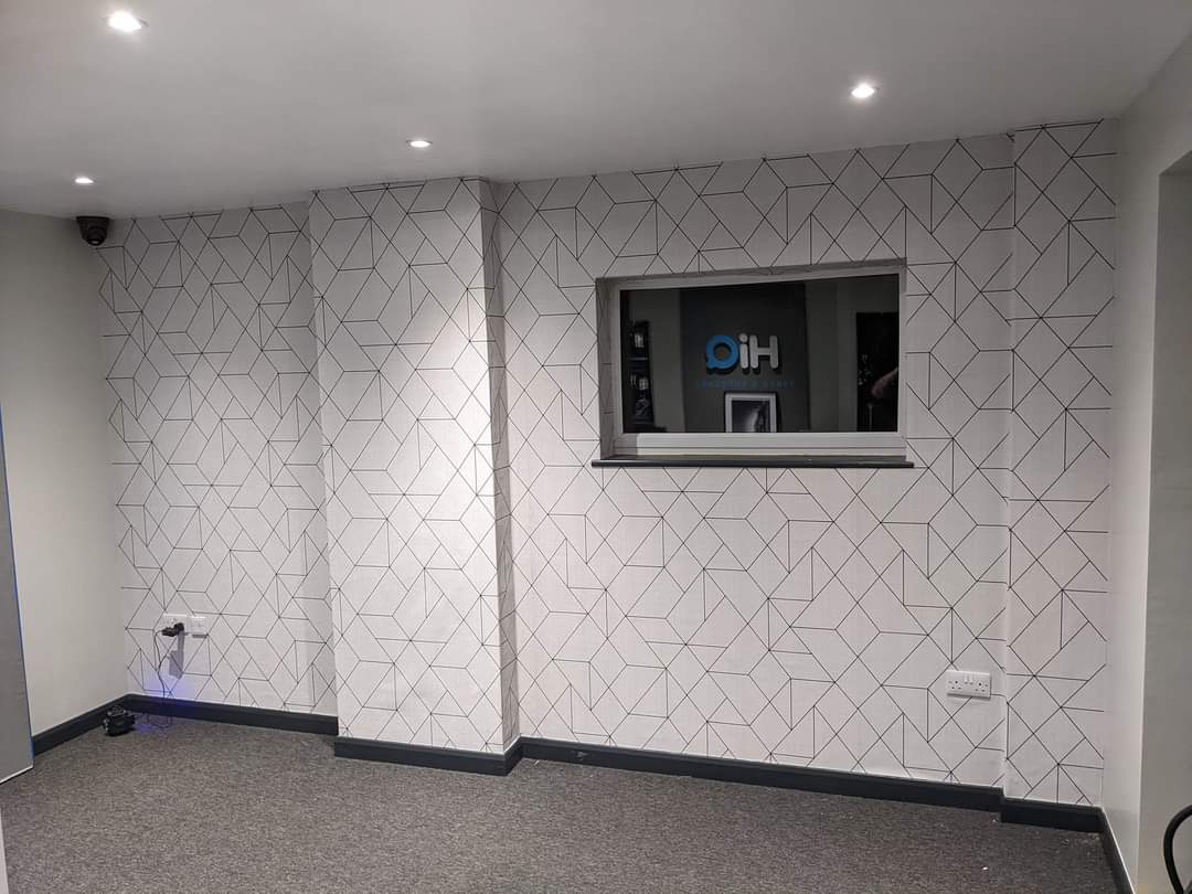 Hanging heavy-duty commercial wallcovering with neat seam alignment